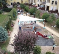 Velă de umbră triunghiulară pentru grădină 4,2x4,2x5,9 m care protejează copiii de soare la locul de joacă