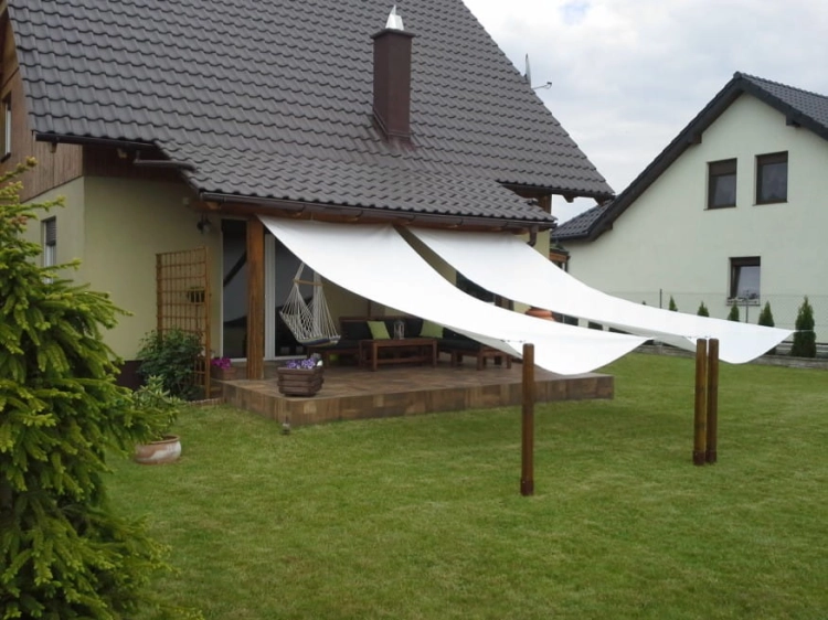 Store romain blanc 2,1x5 m installé au-dessus de la terrasse d'une maison individuelle