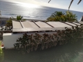Toldo romano económico de 2,1x7 m instalado en una terraza con vistas al mar
