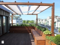Voile de protection solaire blanche 1x5 m installée sur une pergola de terrasse en bois sur le toit d'un bâtiment