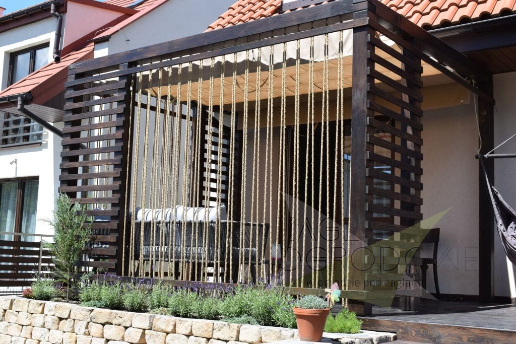 Store romain de terrasse 2,5x3 sous une pergola en bois avec des lianes décoratives en corde au-dessus de la terrasse