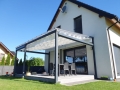 Rulou roman Premium impermeabil pentru terasă 2,5x4 m montat pe o pergolă modernă lângă casă