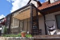 Rulou roman pentru terasă Premium maro 2,5x4 m montat pe o pergolă din lemn la o casă modernă cu terasă