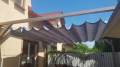 Rulou roman Premium pentru terasă 2,5x4 m, protecție solară gri deasupra terasei casei