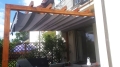 Rulou roman gri pentru terasă 2,5x4 m montat pe o pergolă din lemn Premium protejează terasa de soare și ploaie