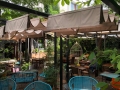 Jaluzea romană terasă bej 2,5x4 m Premium montată deasupra meselor într-o grădină modernă de restaurant