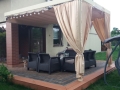 Rulou roman pentru terasă Premium bej 2,5x4 m cu perdele pe pergolă din lemn cu mobilier de grădină