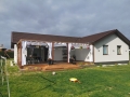 Rulou roman orizontal Premium alb pentru terasă montat pe o pergolă din lemn la o casă unifamilială