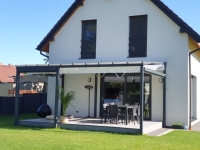 Store romain de terrasse blanc 3x3 m monté sous le toit d'une terrasse moderne de maison individuelle