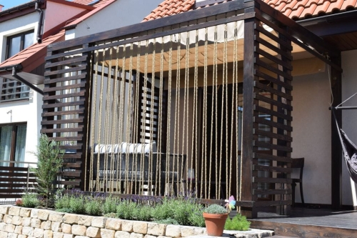 Store romain de terrasse Premium 3x3 m, solaire et imperméable, monté sur une pergola en bois avec câbles