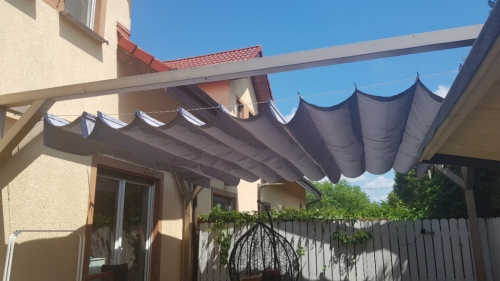Store romain de terrasse gris 3x3 m Premium monté sur une pergola en bois au-dessus de la terrasse de la maison