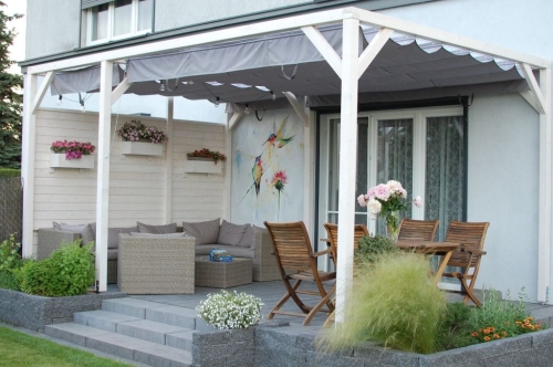 Store romain de terrasse gris 3x3m sous une pergola en bois au-dessus de meubles de jardin sur une terrasse moderne