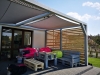 Toldo vela rectangular impermeable 3x4 m sobre una terraza con muebles de palets y zona de descanso