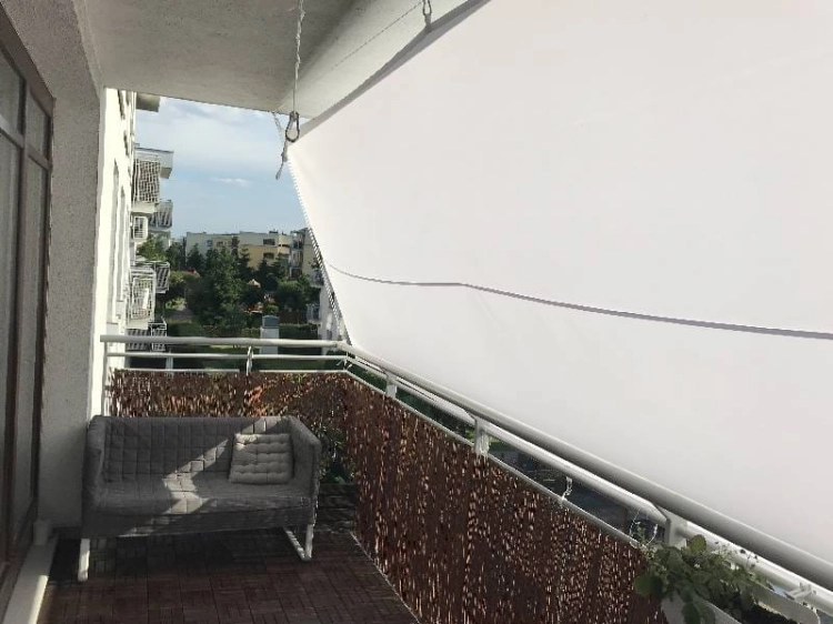 Toldo vela blanco impermeable 3x4 m instalado en el balcón como protección solar premium