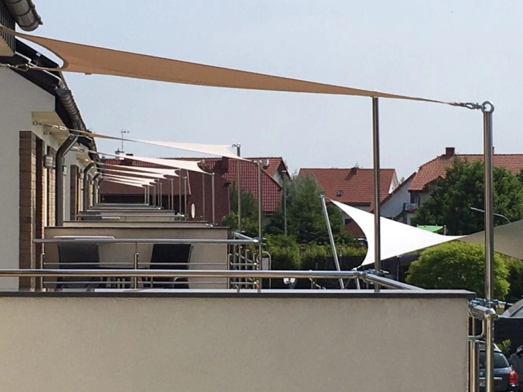 Voile d'ombrage rectangulaire imperméable 3x4 m installé sur les terrasses d'appartements comme protection solaire premium