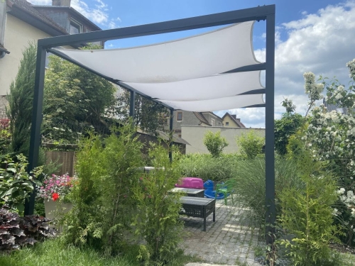Voile d'ombrage imperméable 3x4,5 m premium rectangulaire montée sur une pergola de terrasse moderne