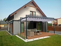 Store romain de terrasse Premium 4x4 m blanc et imperméable installé au-dessus d'un salon de jardin sur une terrasse