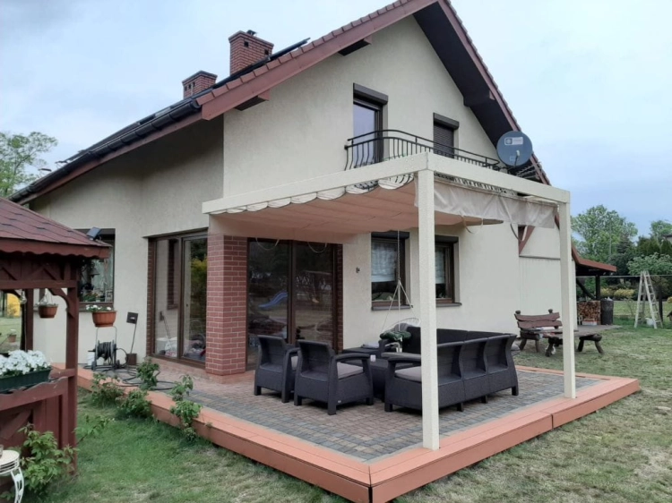 Store romain de terrasse Premium 4x4 m imperméable et solaire monté sur une structure de pergola blanche
