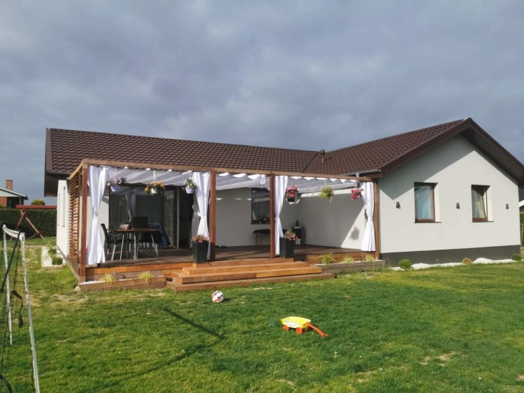 Store romain de terrasse imperméable 4x4 m Premium sur structure en bois d'un cabanon de jardin blanc