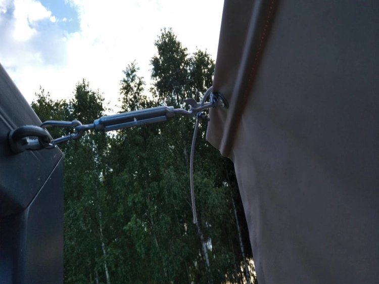 Fixation du store bateau de terrasse Premium avec tendeur et câble en acier sur profilé noir