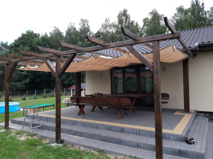 Béžová záhradná plachta Premium vodotesná výsuvná 1,5x5 m namontovaná na drevenej terasovej pergole