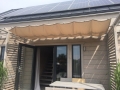Tenda a vela ombreggiante Premium impermeabile e scorrevole 2,5x3 m installata sulla terrazza di una casa in legno