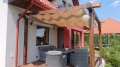 Vela da giardino beige impermeabile estensibile 2,5x3 m Premium montata su un pergolato in legno sulla terrazza