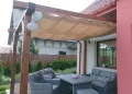 Vela ombreggiante avvolgibile 2,5x3 m beige montata su una pergola in legno sopra un set di mobili da terrazza