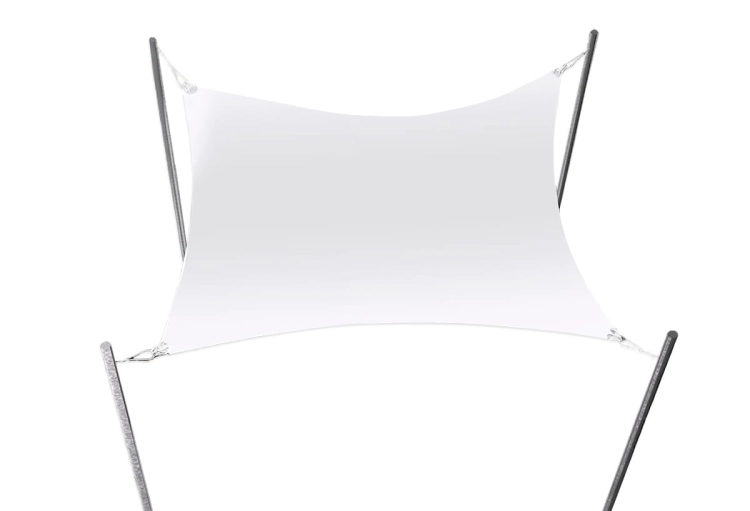 Voile d'ombrage rectangulaire étanche 3x5 m blanche fixée sur quatre mâts métalliques