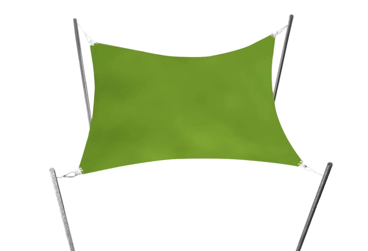 Voile d'ombrage de jardin verte 3x5 m montée sur quatre poteaux sur fond blanc