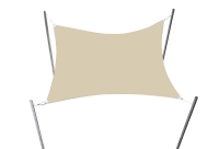 Voile d'ombrage de jardin rectangulaire beige montée sur quatre mâts