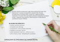 Folleto sobre toldos vela Premium con lista de ventajas de los productos polacos sobre fondo de flores y encimera de madera