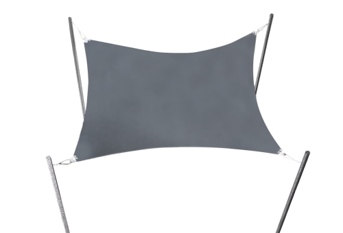 Voile d'ombrage rectangulaire grise 3x4 m montée sur quatre poteaux protégeant du soleil et de la pluie