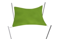 Voile d'ombrage rectangulaire verte de 3x4,5 m fixée sur quatre poteaux