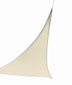 Toldo vela triangular color crema con fijación visible y anillo de montaje