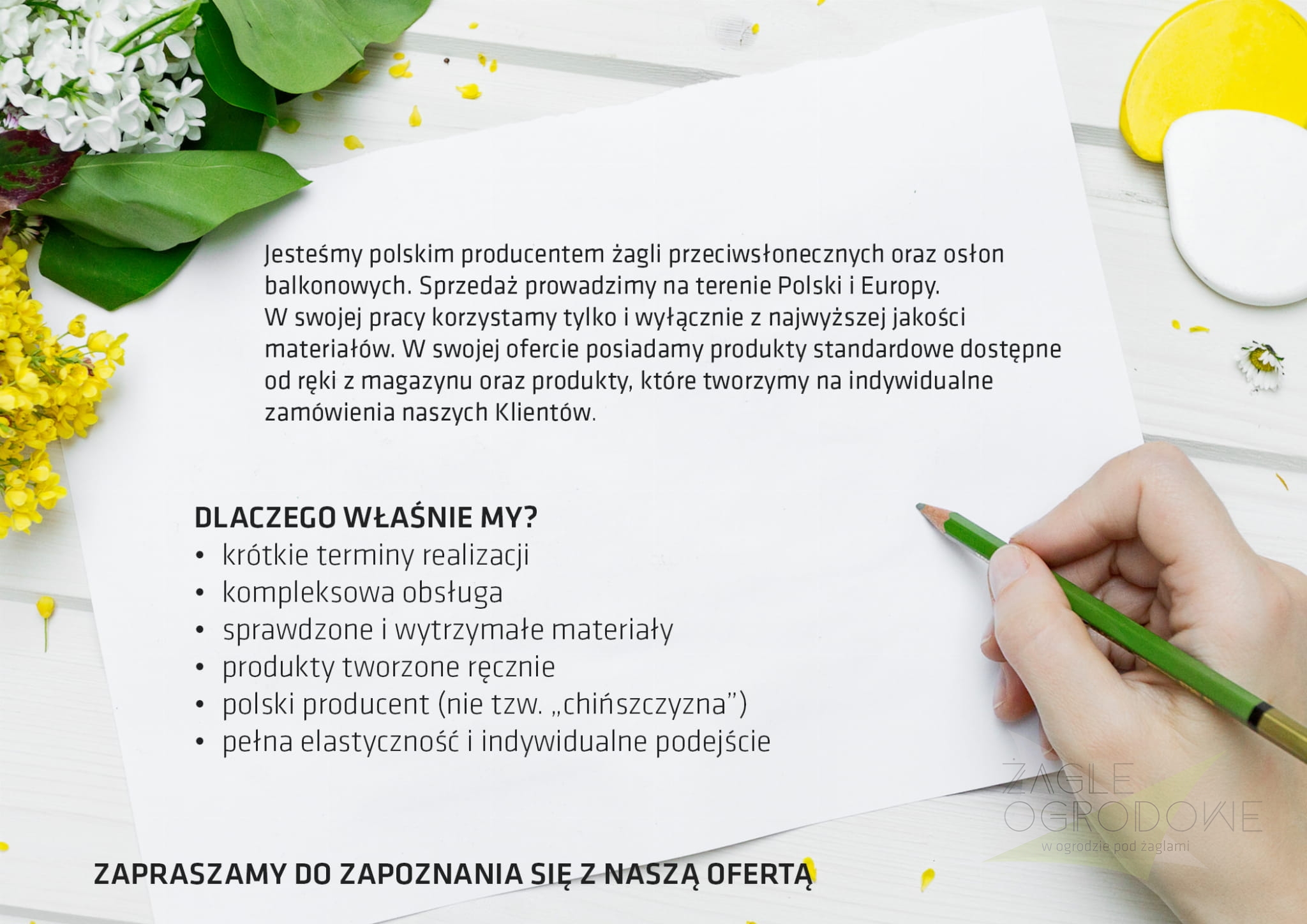 Dépliant décrivant les avantages des voiles d'ombrage et des protections polonaises, posé sur un plan de travail blanc à côté de fleurs.