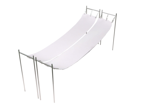 Voile d'ombrage romain blanc 2,1x7 m montée sur une structure métallique