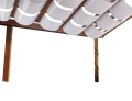 Witte zonnebaan voor overkapping gemonteerd op een houten terrasconstructie