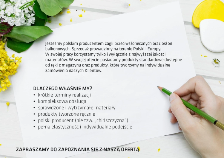 Ulotka polskiego producenta żagli przeciwsłonecznych z tekstem o ofercie, leżąca na białym blacie obok kwiatów i ołówka