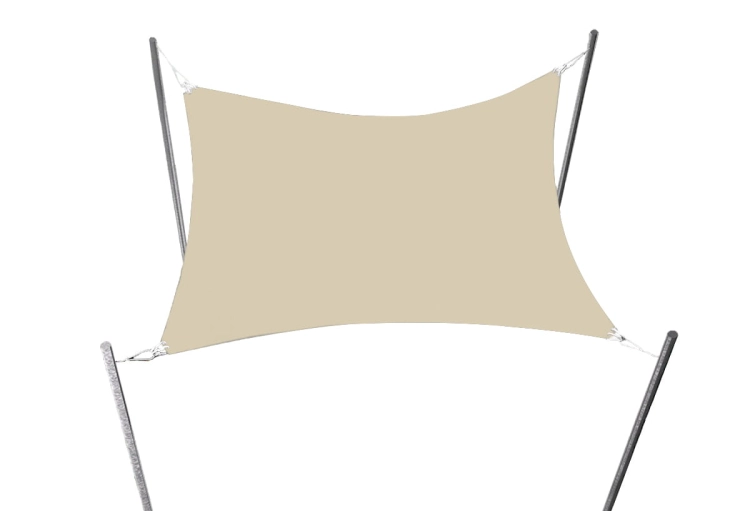 Voile d'ombrage HDPE sable sur mesure montée sur quatre poteaux à profil carré et rond