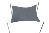 Voile d'ombrage de jardin rectangulaire grise en HDPE montée sur quatre poteaux sur fond blanc
