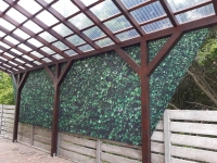 Rideau de jardin sur mesure avec motif feuilles de lierre sous un toit de terrasse