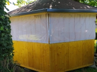 Rideau de jardin imprimé sur mesure installé sur une tonnelle en bois protège du soleil et des insectes