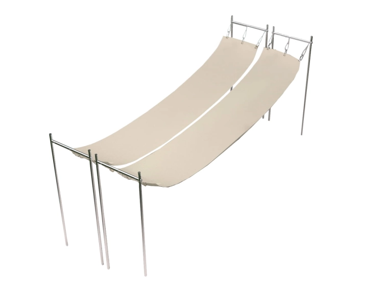 Voile d'ombrage romain imperméable pour terrasse en tissu beige, suspendu à une structure métallique