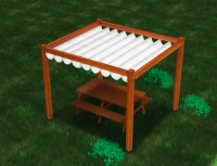 Store romain de terrasse blanc 2,5x4 m monté sur une pergola en bois au-dessus d'une table de jardin sur l'herbe