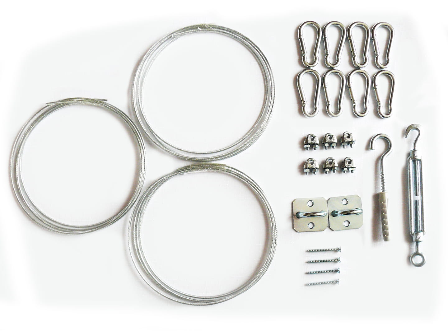 Montageset für Sonnensegel: Stahlseile, Karabiner, Spannschlösser und Klemmen auf weißem Hintergrund