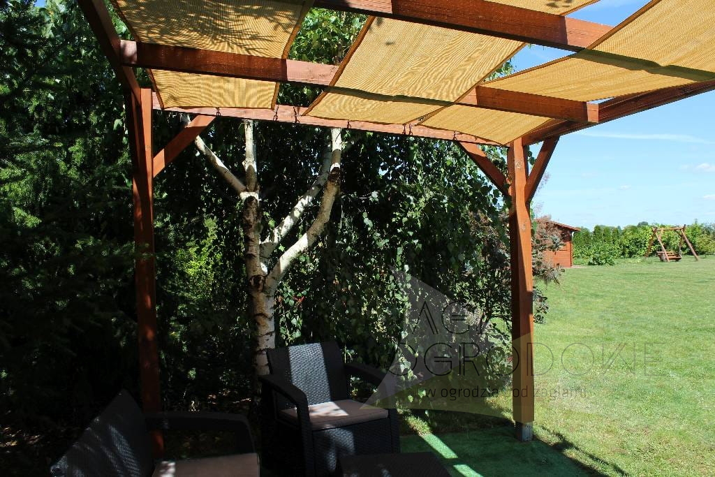 Toldo tipo pasillo beige de tejido HDPE de 0,4x5 m instalado en una pérgola de madera para jardín