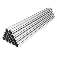 Pila de tubos de aluminio para estores plegables dispuestos en pirámide sobre fondo blanco