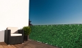 Günstige Balkonbespannung mit dichtem Hecken-Design montiert am Terrassengeländer