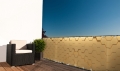 Goldene Balkonverkleidung mit geometrischem 3D-Hexagon-Muster, montiert am Terrassengeländer.